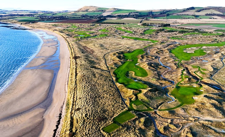 Viskísjúss á fyrsta teig á nýjasta strandvellinum í Skotlandi