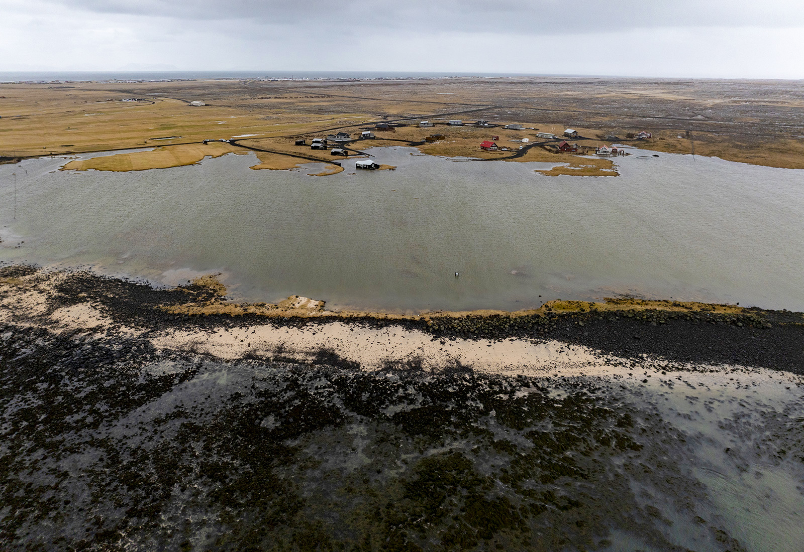 Sjór þakti brautir á Kirkjubólsvelli