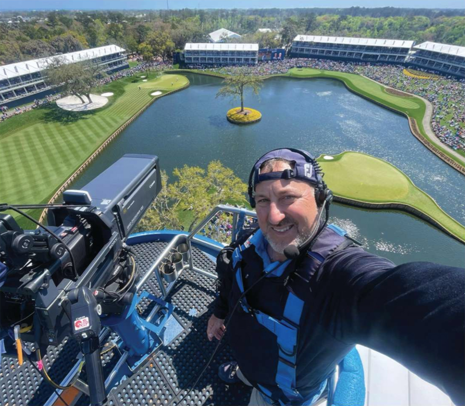 Áhættustarfið uppi í fjörutíu metrum að mynda golf