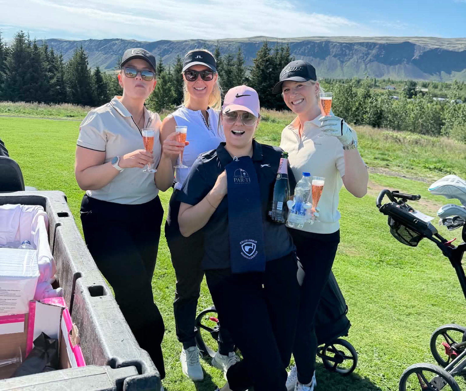 Golfkonur léku flott golf og skáluðu í Moët í Öndverðarnesi - myndir